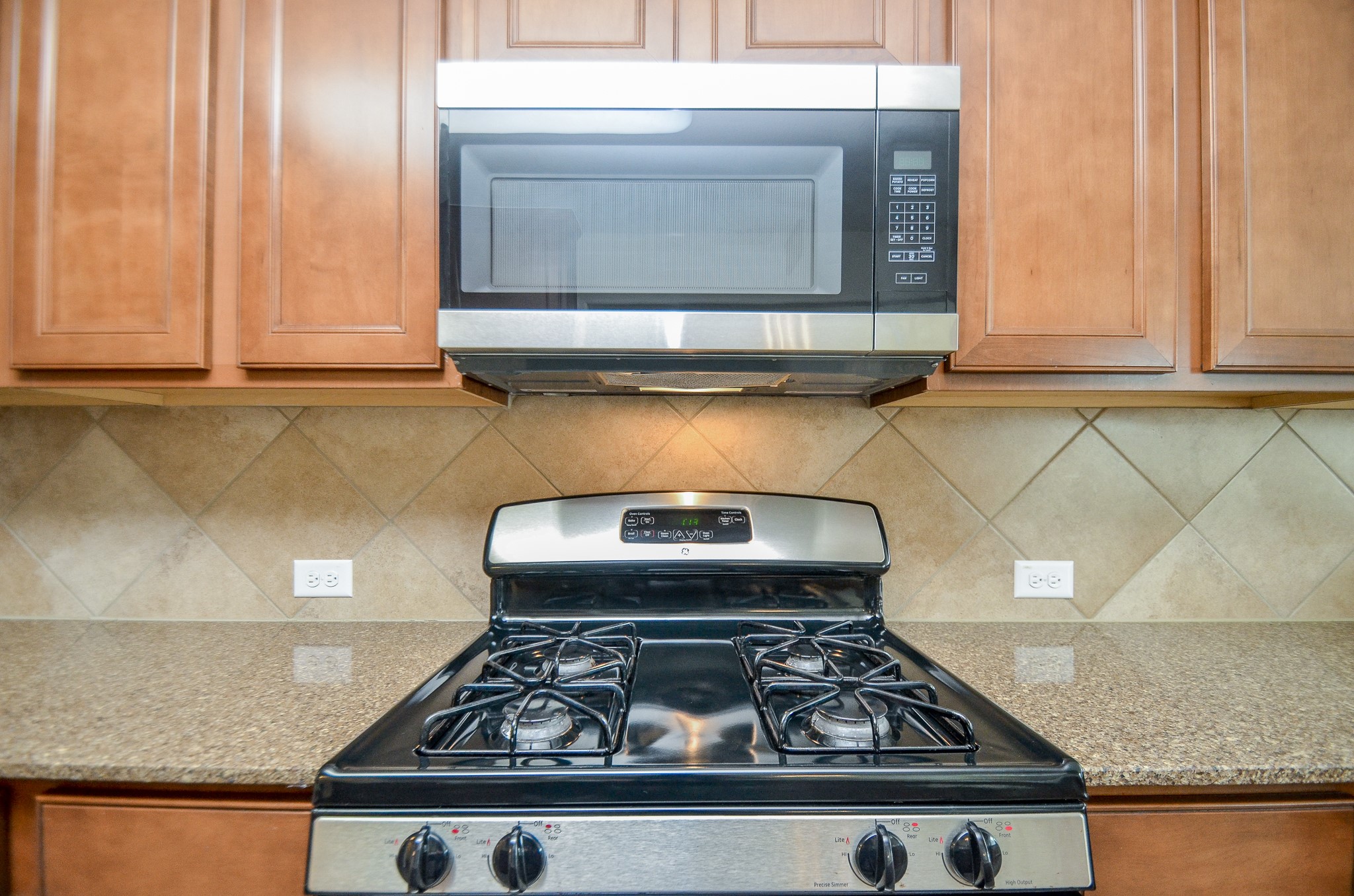 2903 Gaelic Green Street Houston, TX 77045 - Photo 7 of 32 a stove top oven sitting inside of a kitchen