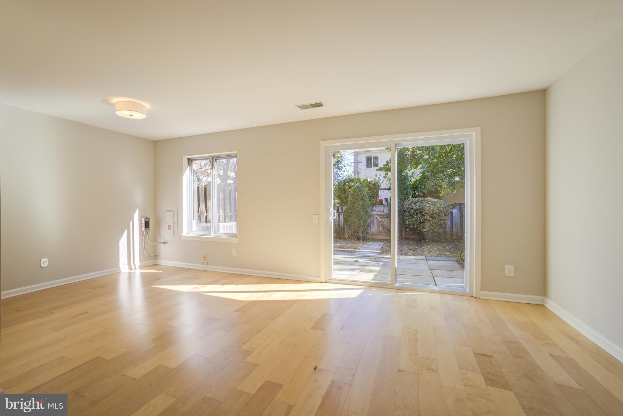 19431 Transhire Road Montgomery Village, MD 20886 - Photo 6 of 18 Living Room