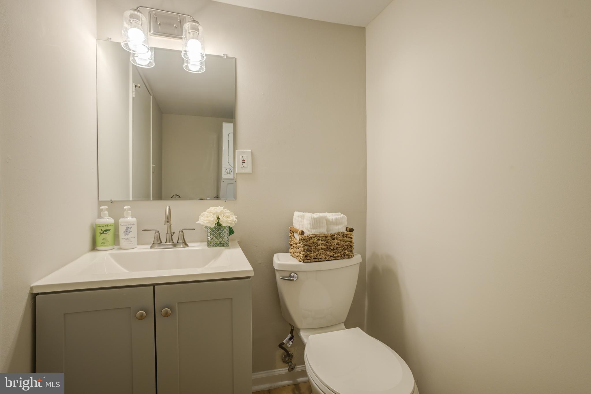 19431 Transhire Road Montgomery Village, MD 20886 - Photo 9 of 18 Downstairs Powder room