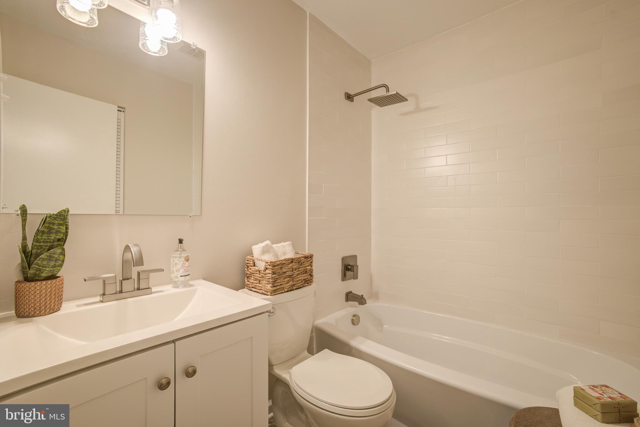 19431 Transhire Road Montgomery Village, MD 20886 - Photo 10 of 18 Upstairs Full Bathroom