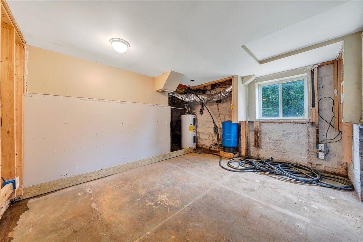 4393 Daugherty Road Salem, VA 24153 - Photo 16 of 24 an empty room with windows