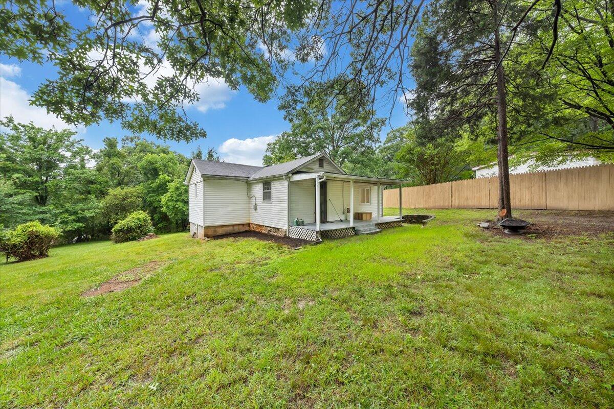 4393 Daugherty Road Salem, VA 24153 - Photo 21 of 24 a view of a house with backyard and garden