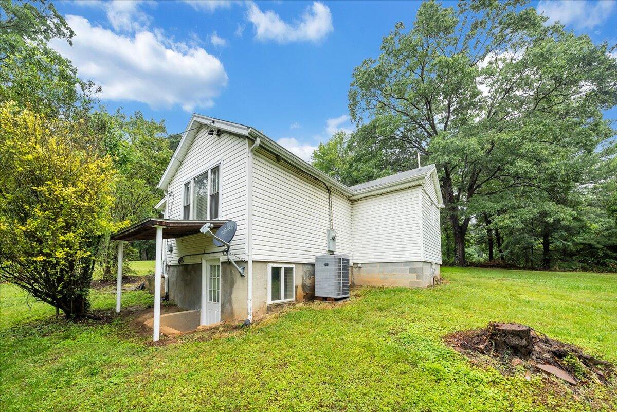 4393 Daugherty Road Salem, VA 24153 - Photo 23 of 24 a front view of house with yard and green space