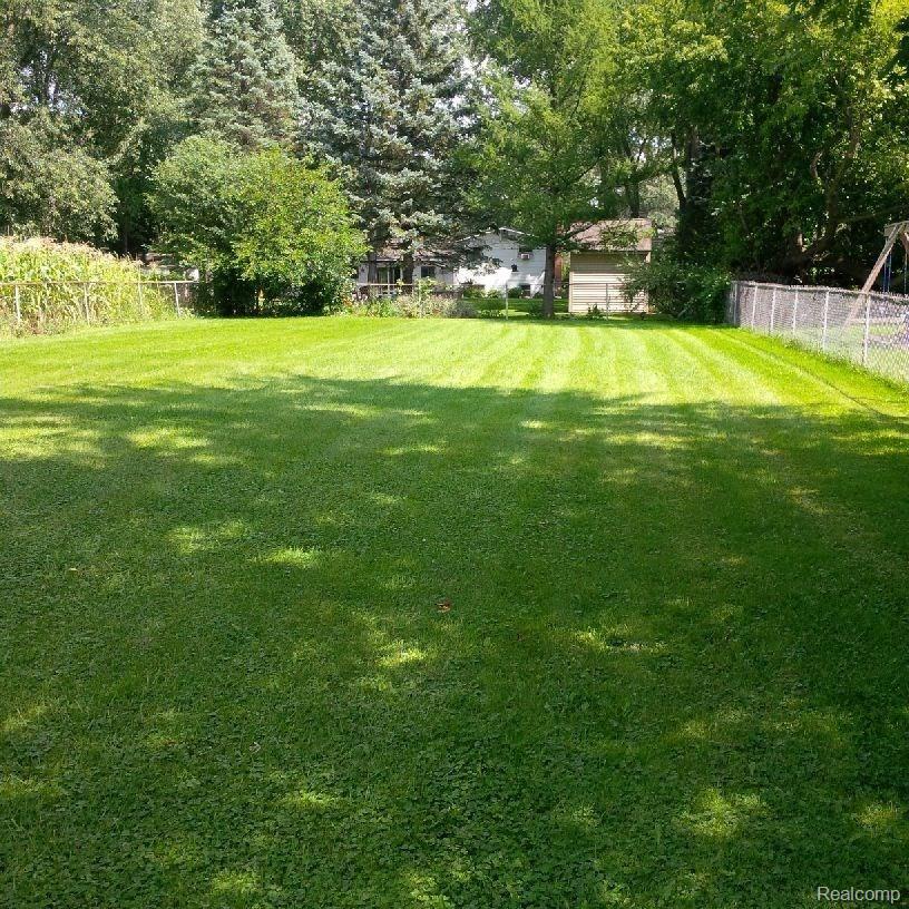 3269 Grant Road Rochester, MI 48309 - Photo 4 of 11 rr yard 1.jpg