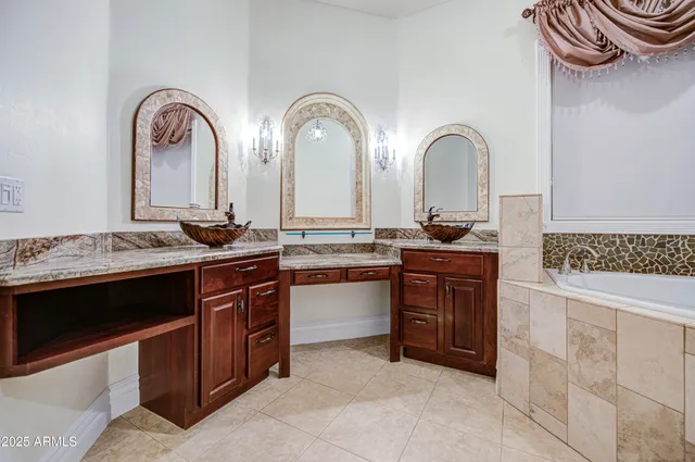 a view of a house with backyard and garden