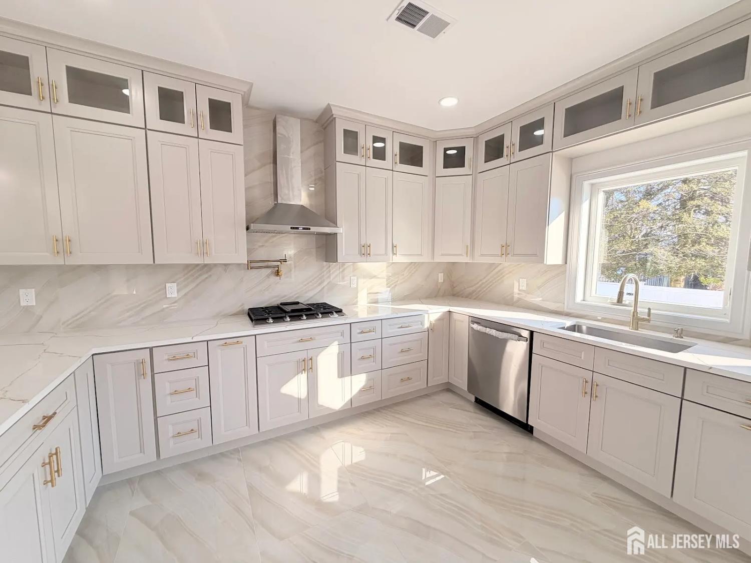 46 Foyer Street Edison, NJ 08817 - Photo 2 of 12