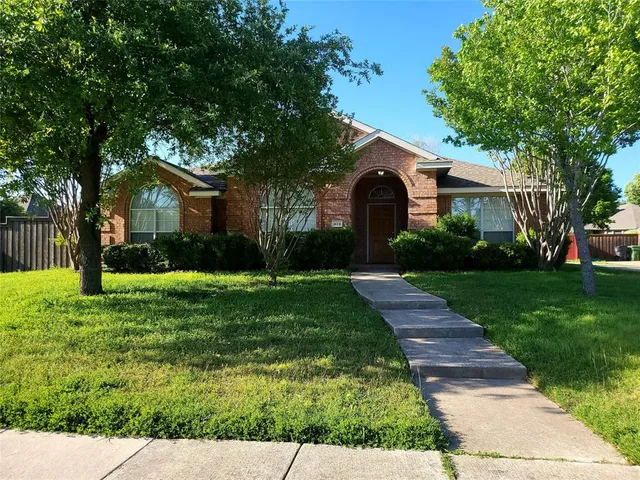 $2,350 | 429 Oakhurst Drive, Murphy, TX 75094