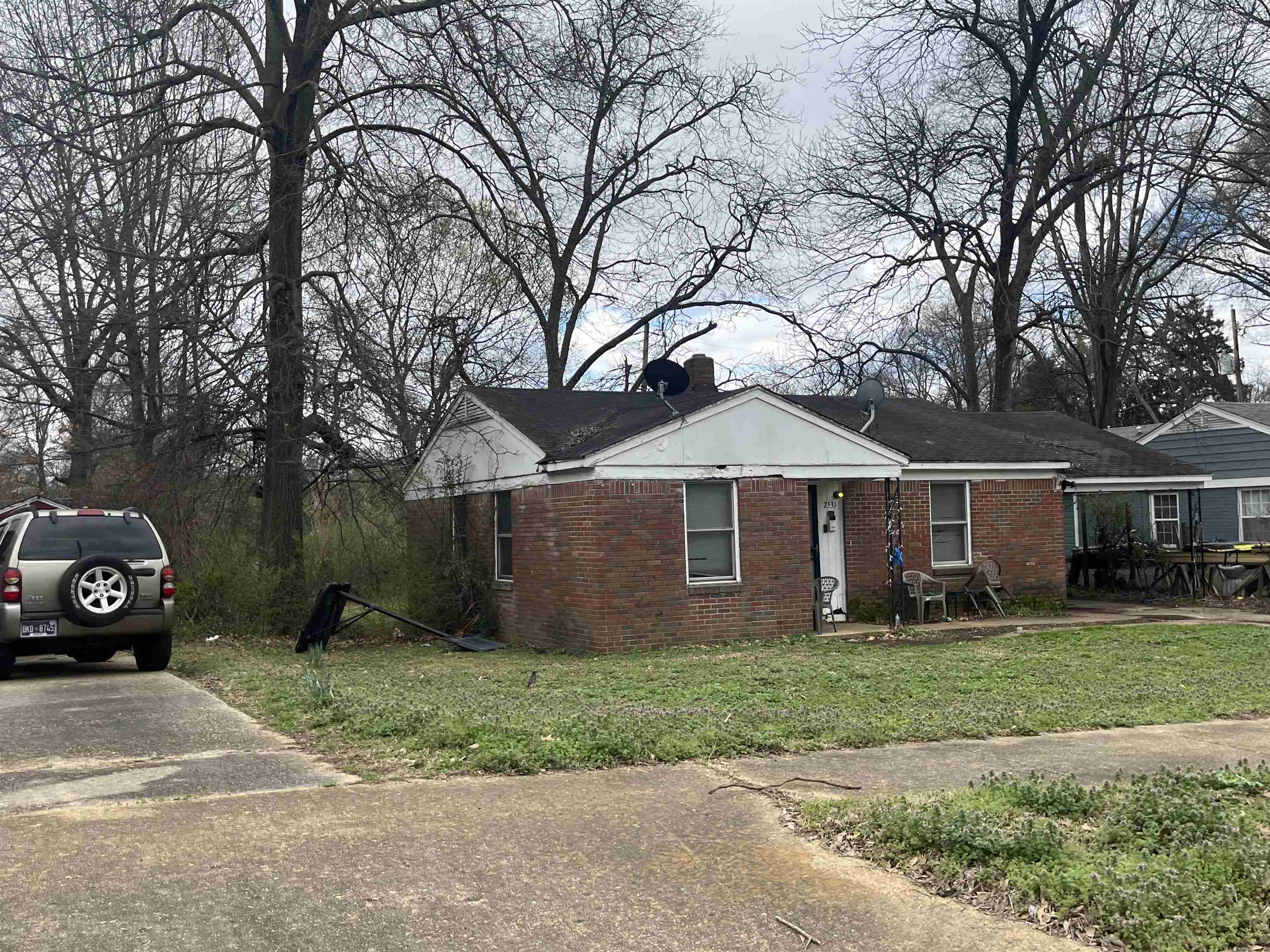2531 Dwight Road Memphis, TN 38114 - Photo 2 of 3 View of front of property featuring brick siding, driveway, and a front lawn