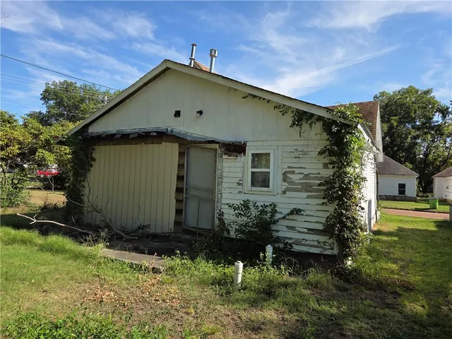 $42,500 | 218 East 5th Street, Cherryvale, KS 67335
