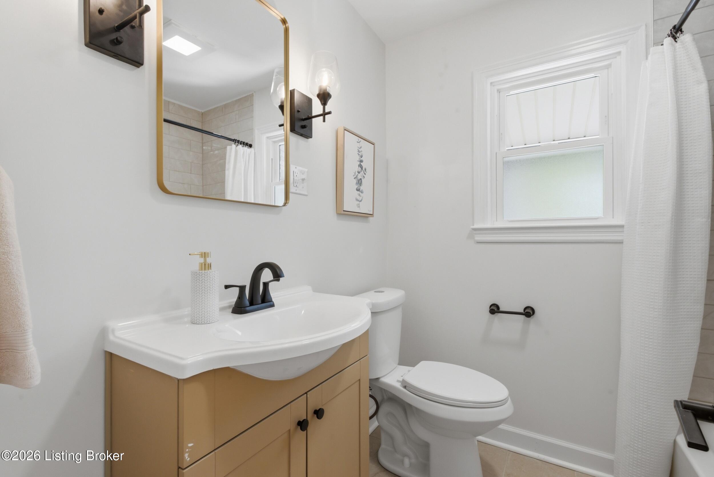 204 North Chadwick Road Louisville, KY 40222 - Photo 29 of 47 Hallway full bathroom