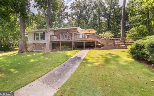 a view of a house with a backyard