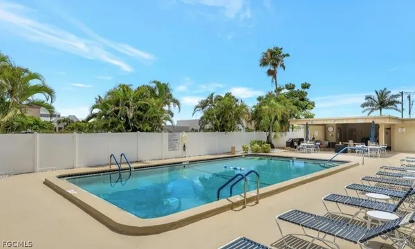 $1,550 | 2264 Winkler Avenue, Unit 202, Fort Myers, FL 33901