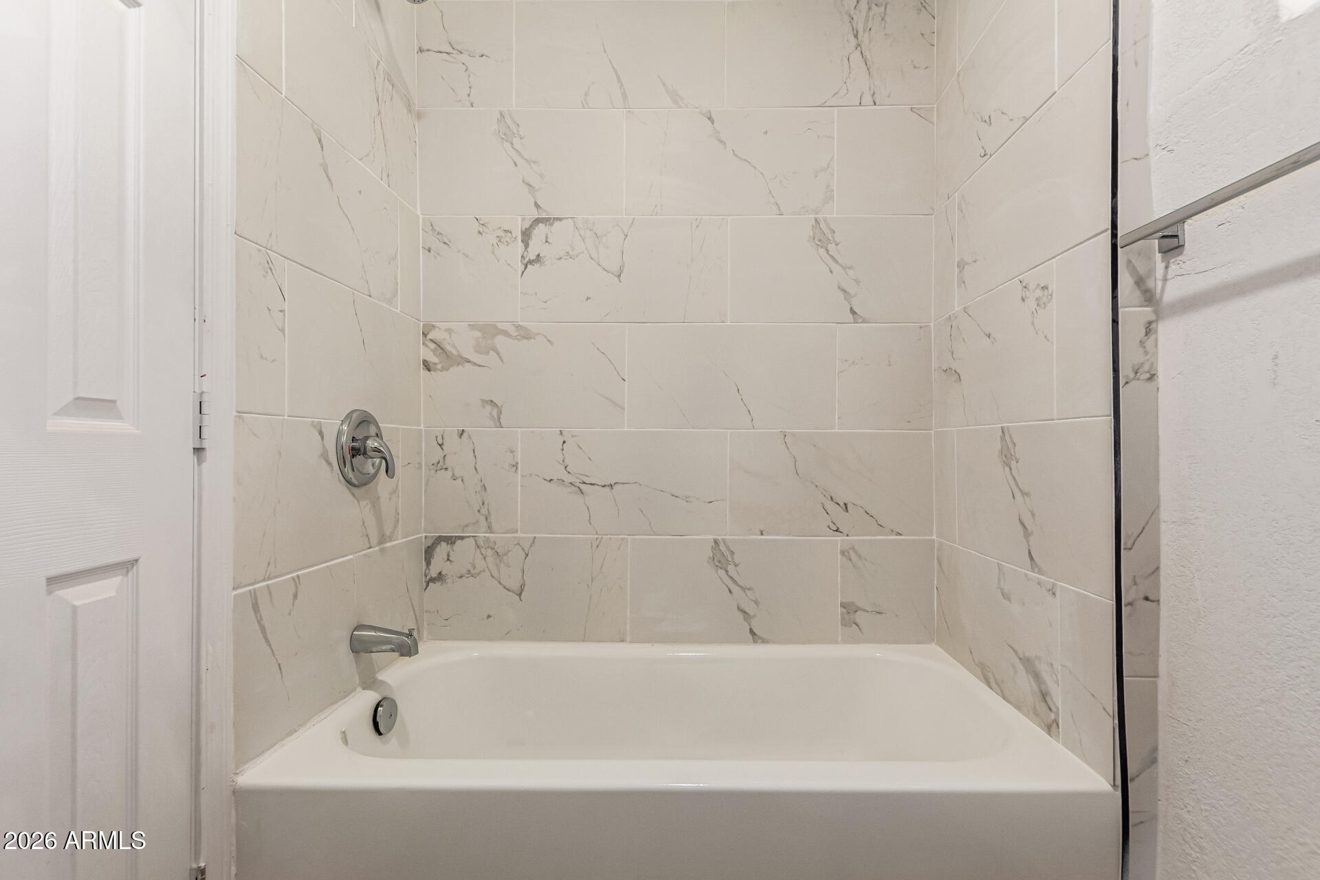 411 West Bealey Avenue Coolidge, AZ 85128 - Photo 12 of 26 a bathroom with a bathtub