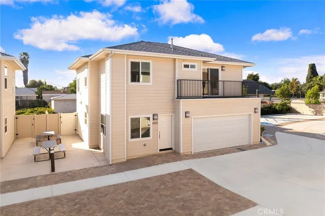 a view of a house with backyard