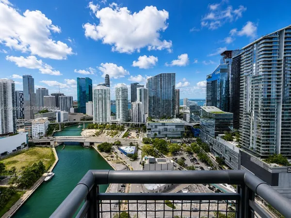 $3,100 | 690 Southwest 1st Court, Unit 3104, Miami, FL 33130