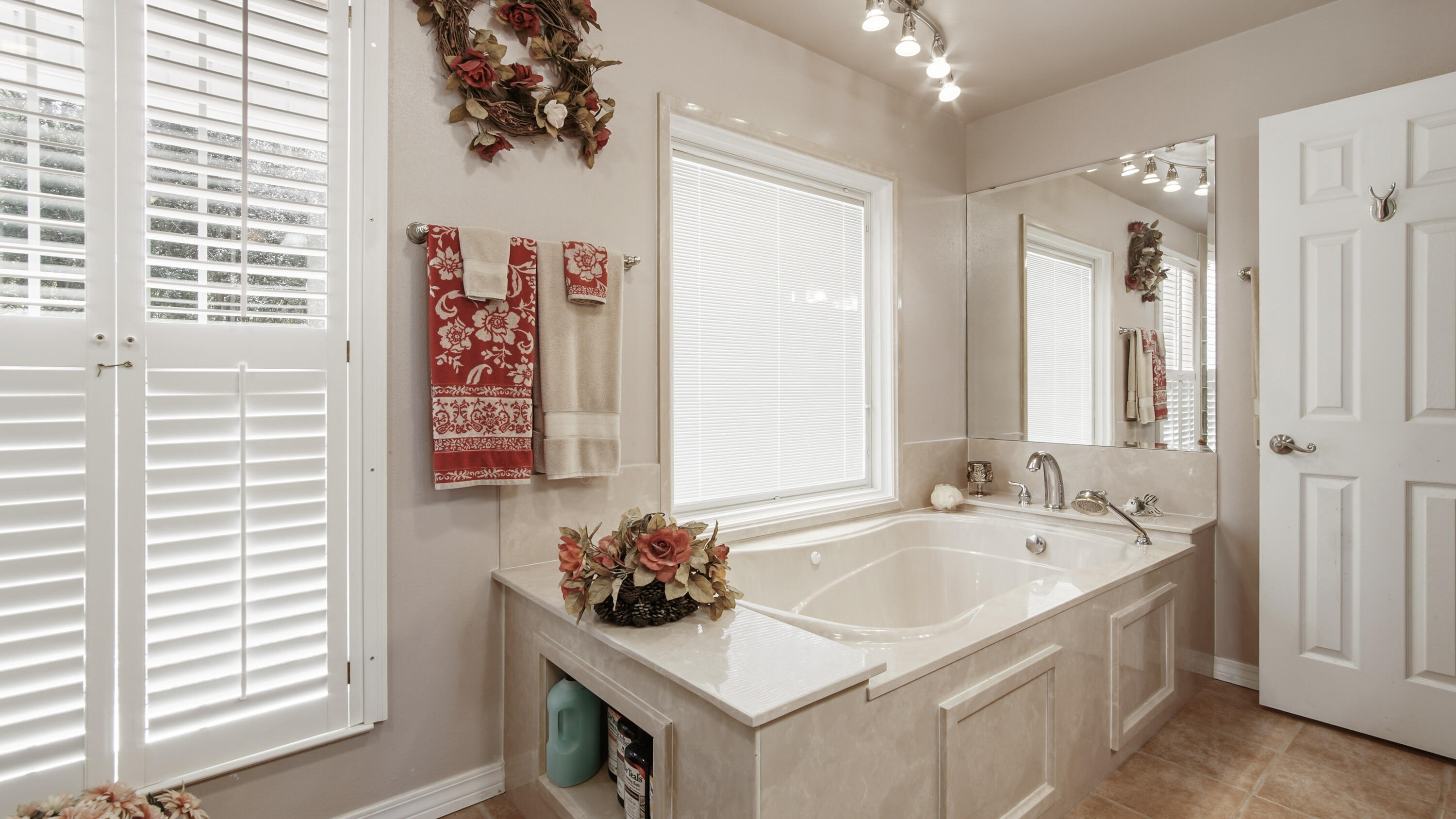 2272 Spring Lake Road DeFuniak Springs, FL 32433 - Photo 31 of 48 a bathroom with a sink and a bathtub