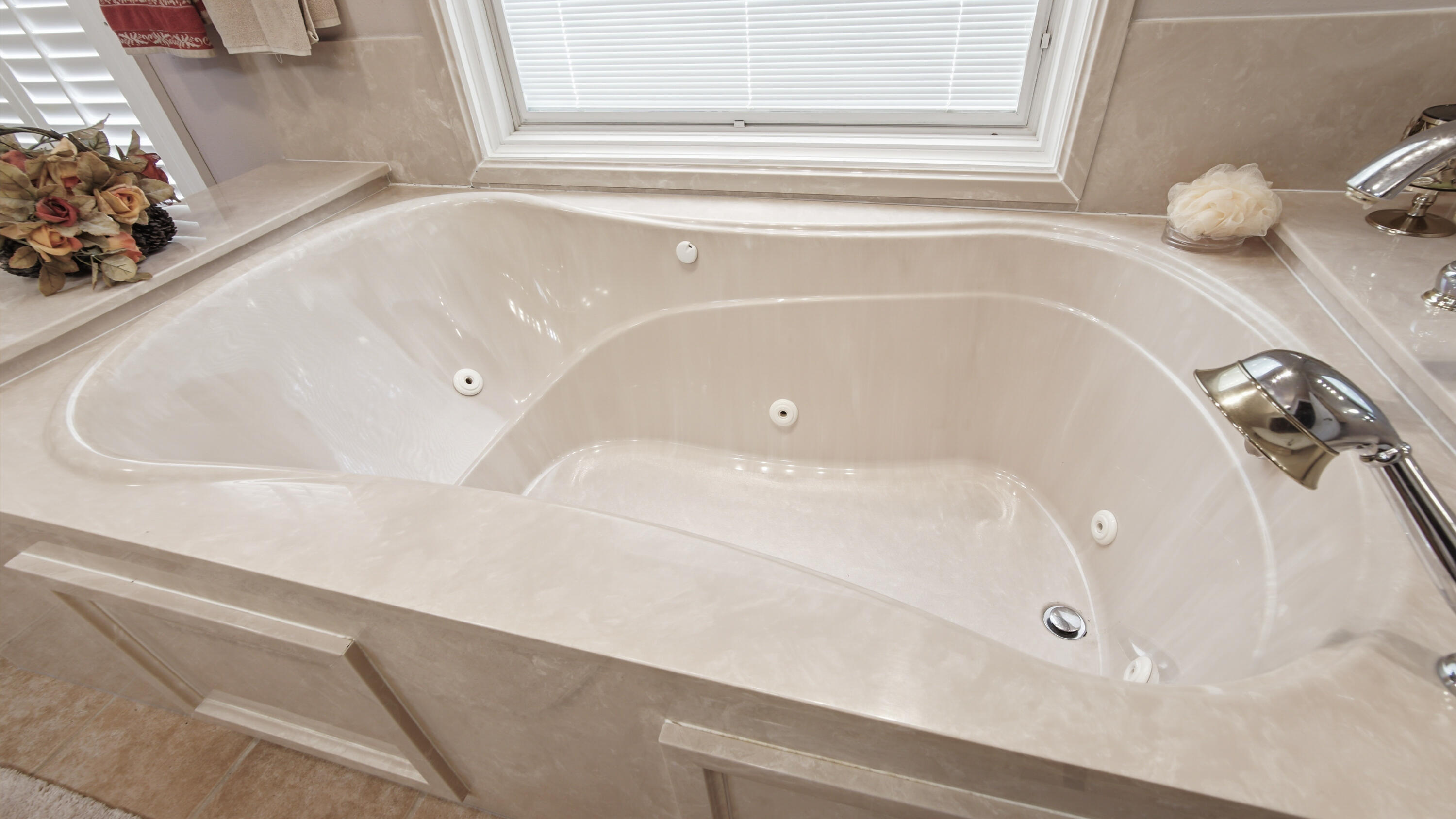 2272 Spring Lake Road DeFuniak Springs, FL 32433 - Photo 33 of 48 a bathroom with a bathtub