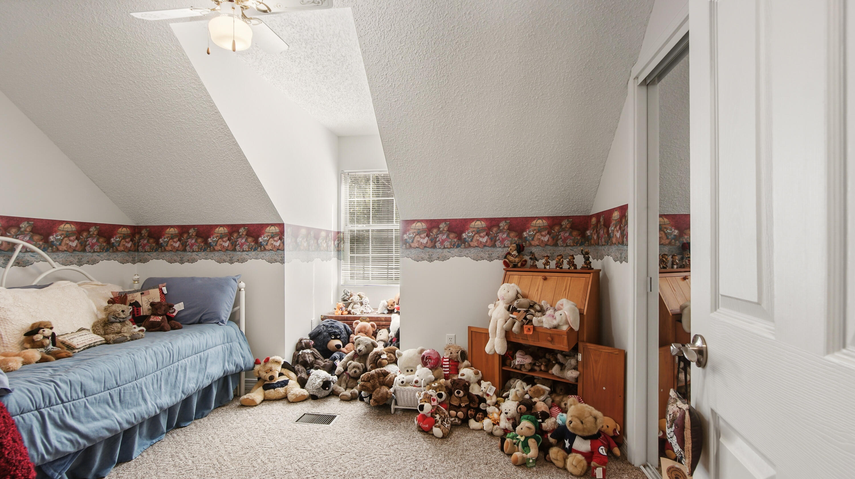 2272 Spring Lake Road DeFuniak Springs, FL 32433 - Photo 38 of 48 a bed room with furniture and a couch