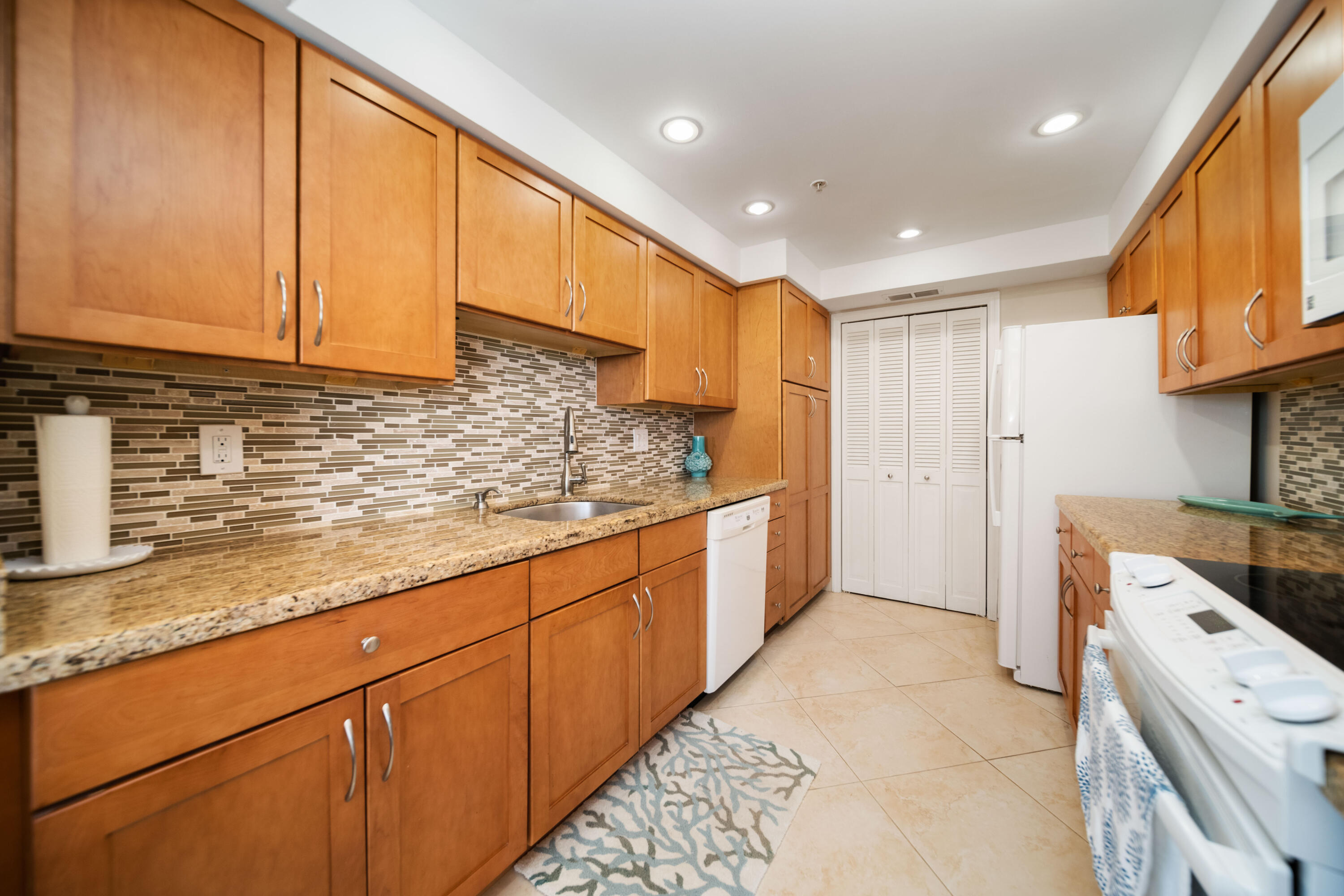 899 Jeffery Street, Unit 403 Boca Raton, FL 33487 - Photo 2 of 34 FXX_2362