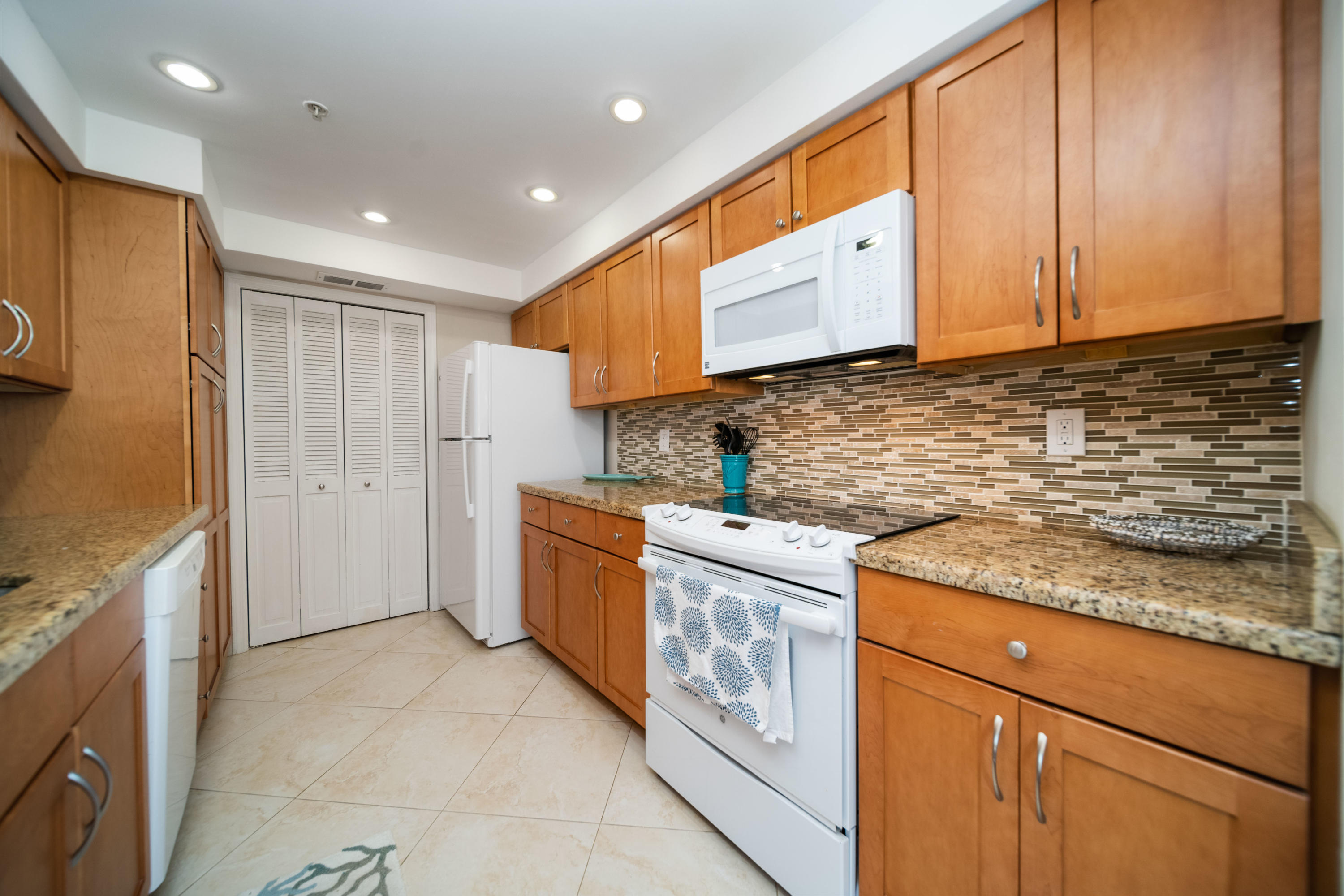 899 Jeffery Street, Unit 403 Boca Raton, FL 33487 - Photo 4 of 34 FXX_2365