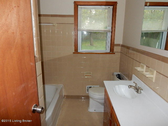 7916 Bluebonnet Road Louisville, KY 40258 - Photo 12 of 18 Full bath
