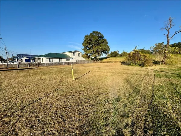 $60,000 | 15586 River Road, Hahnville, LA 70057