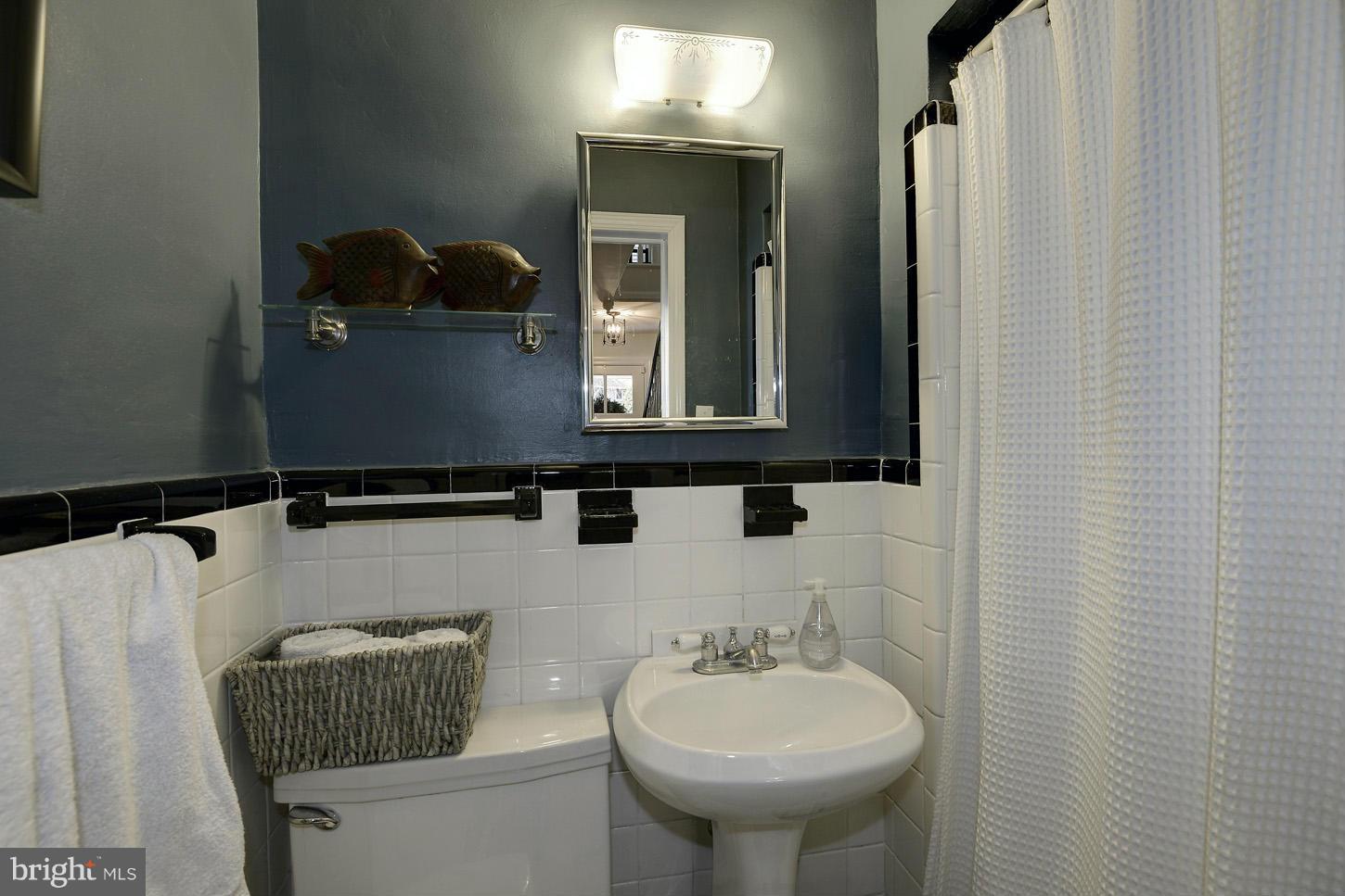 1814 Birch Road McLean, VA 22101 - Photo 14 of 26 Bath