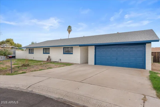 a view of a house with garage and yard