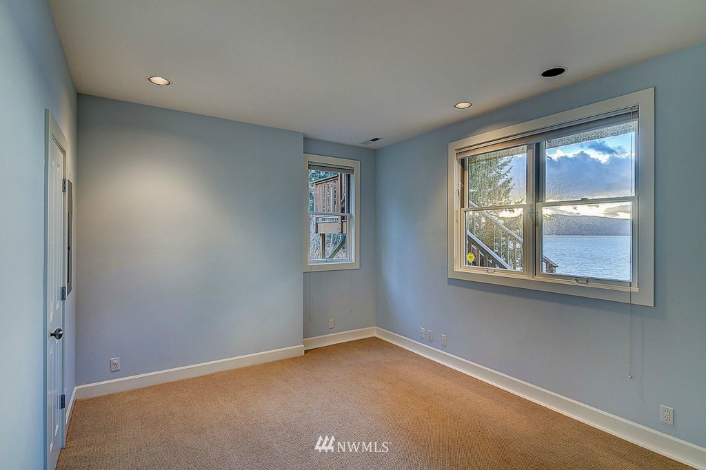 804 Fieldston Road Bellingham, WA 98225 - Photo 20 of 25 an empty room with a window
