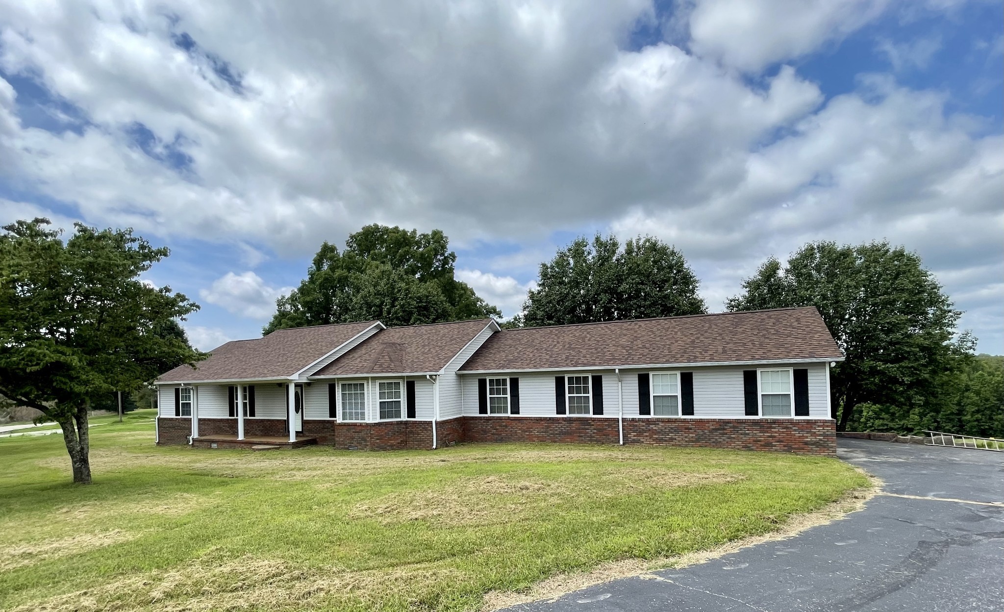 1213 West Point Road Lawrenceburg, TN 38464 - Photo 2 of 37 a front view of a house with a garden