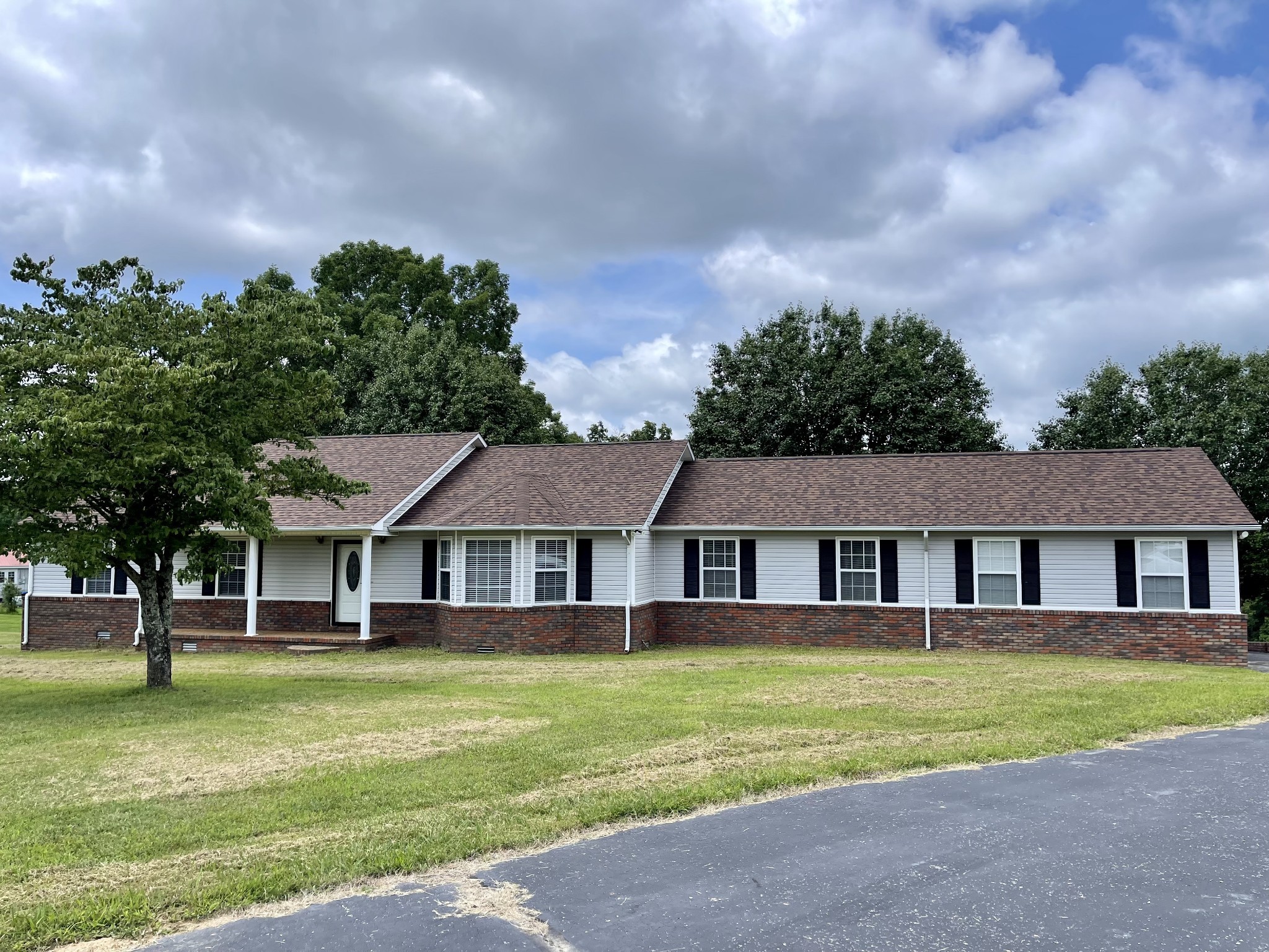 1213 West Point Road Lawrenceburg, TN 38464 - Photo 3 of 37 a front view of a house with a yard
