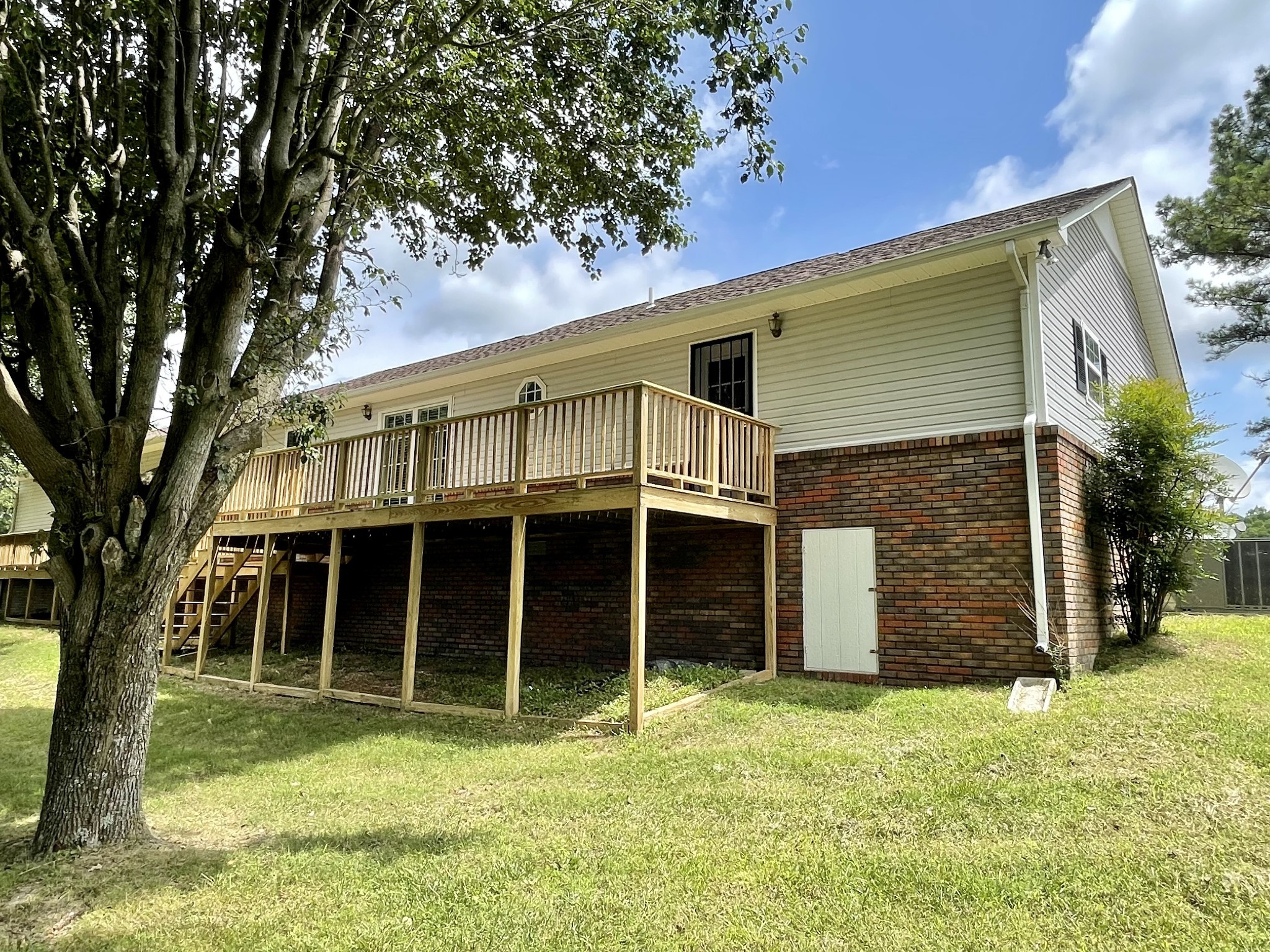 1213 West Point Road Lawrenceburg, TN 38464 - Photo 5 of 37 a view of a house with a yard and large tree