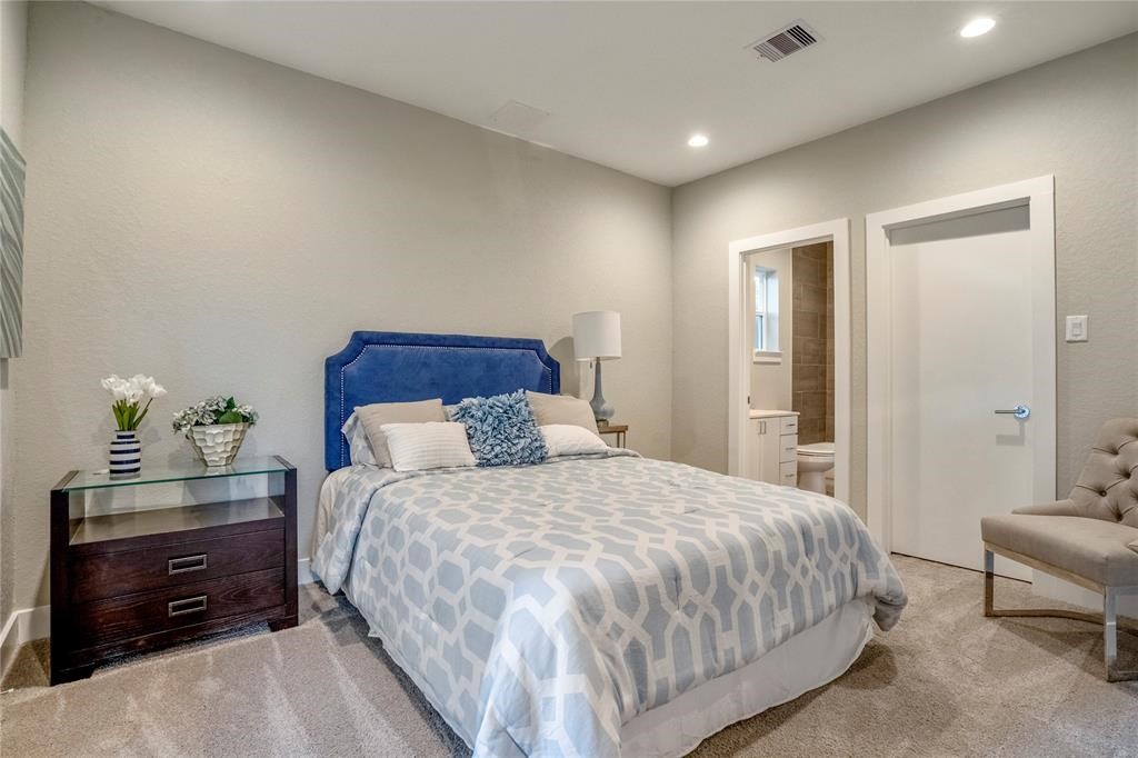 8411 Hempstead Road, Unit F Houston, TX 77008 - Photo 8 of 26 Downstairs bedroom with it's own bathroom