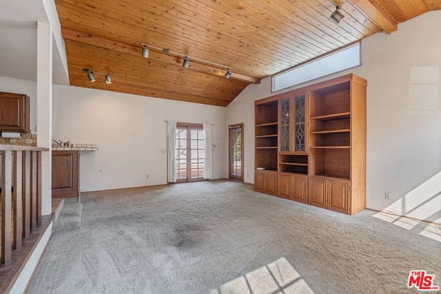 a view of a house with backyard and trees
