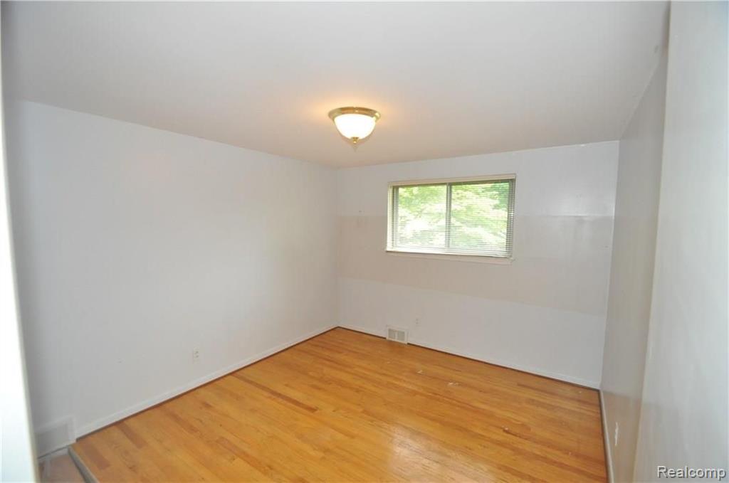 29511 Fox Grove Road Farmington Hills, MI 48334 - Photo 14 of 18