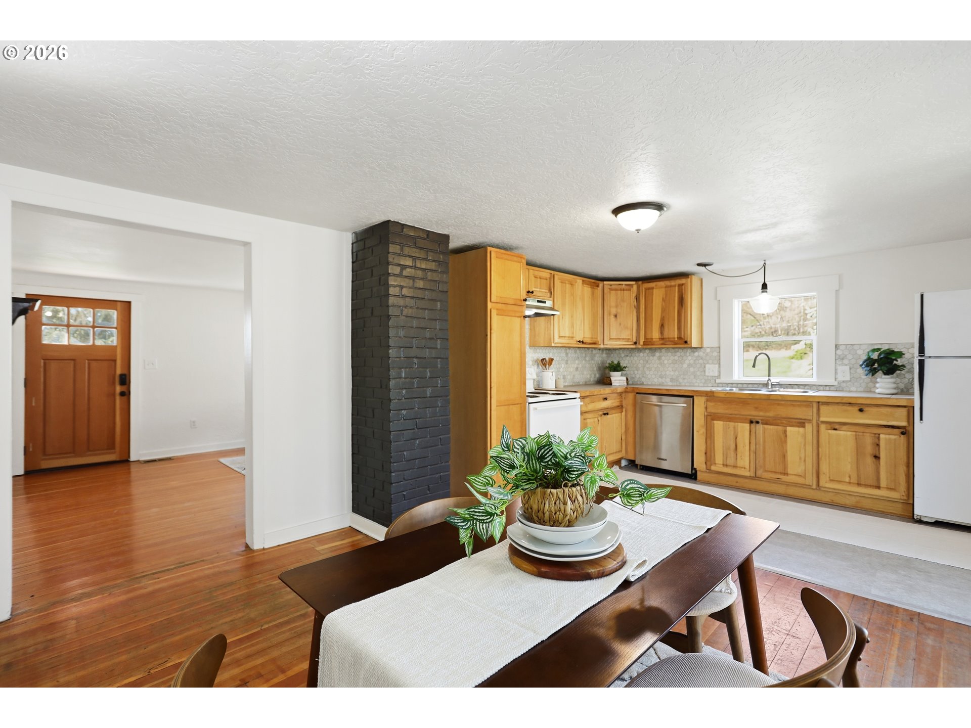 180 Northwest Spring Street White Salmon, WA 98672 - Photo 11 of 44 a kitchen with a table and chairs
