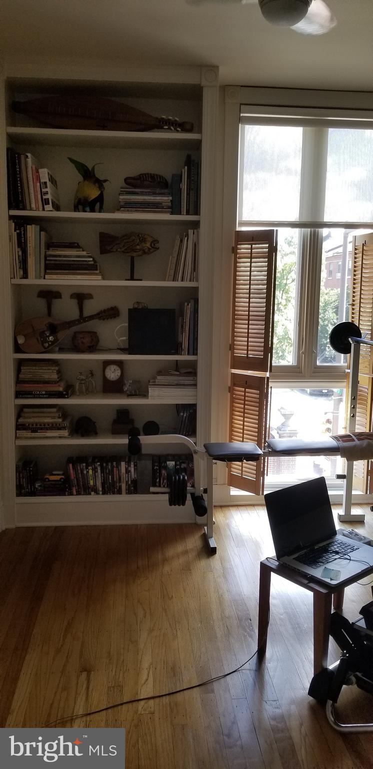 430 South 5th Street Philadelphia, PA 19147 - Photo 16 of 32 a room with furniture