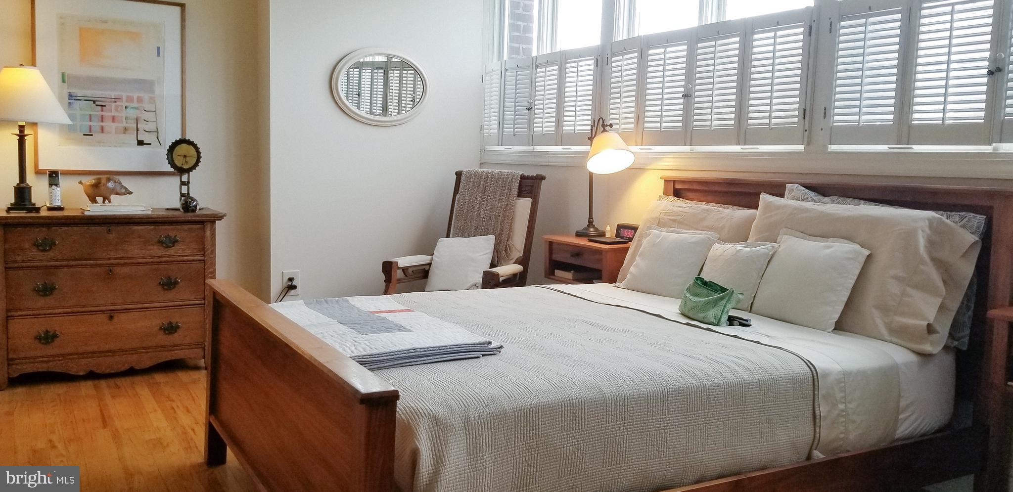 430 South 5th Street Philadelphia, PA 19147 - Photo 23 of 32 a bedroom with a bed and a window