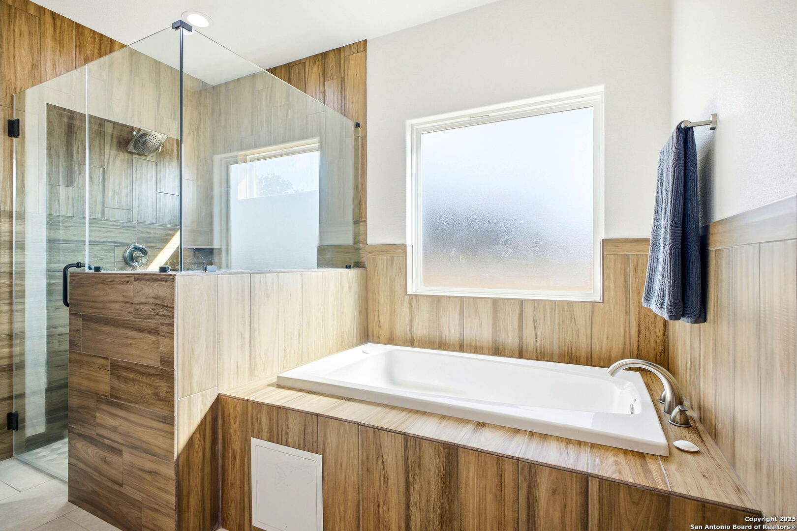 418 Tawny Oak Circle Bandera, TX 78003 - Photo 17 of 33 a bathroom with a bathtub and a shower