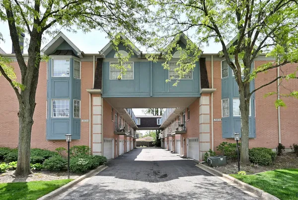 $460,000 | 6145 Lincoln Avenue, Unit B, Morton Grove, IL 60053