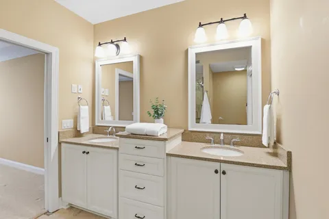 $565,000 | 15420 Oakcroft Place, Unit 123, Minnetonka, MN 55391