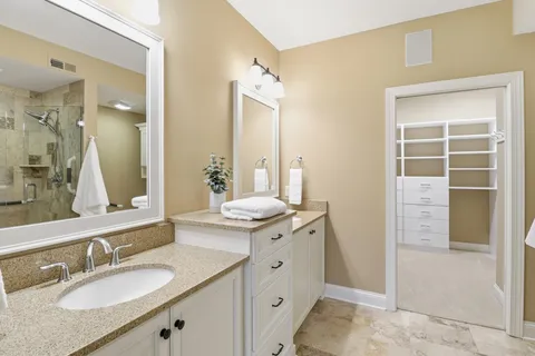 $565,000 | 15420 Oakcroft Place, Unit 123, Minnetonka, MN 55391