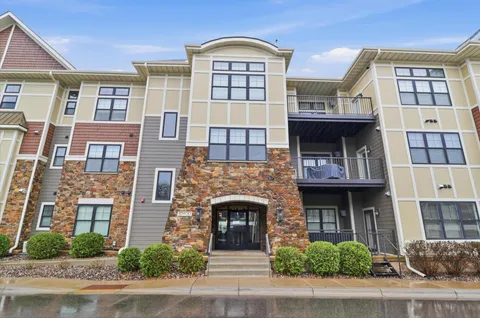 $565,000 | 15420 Oakcroft Place, Unit 123, Minnetonka, MN 55391