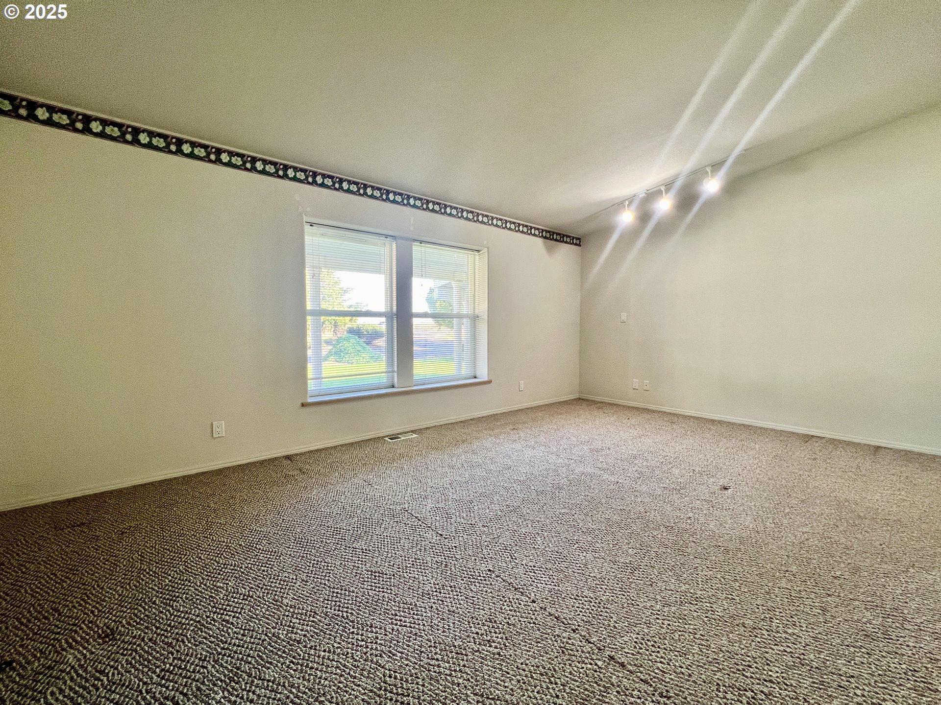 76707 Highway 207 Echo, OR 97826 - Photo 15 of 25 an empty room with windows