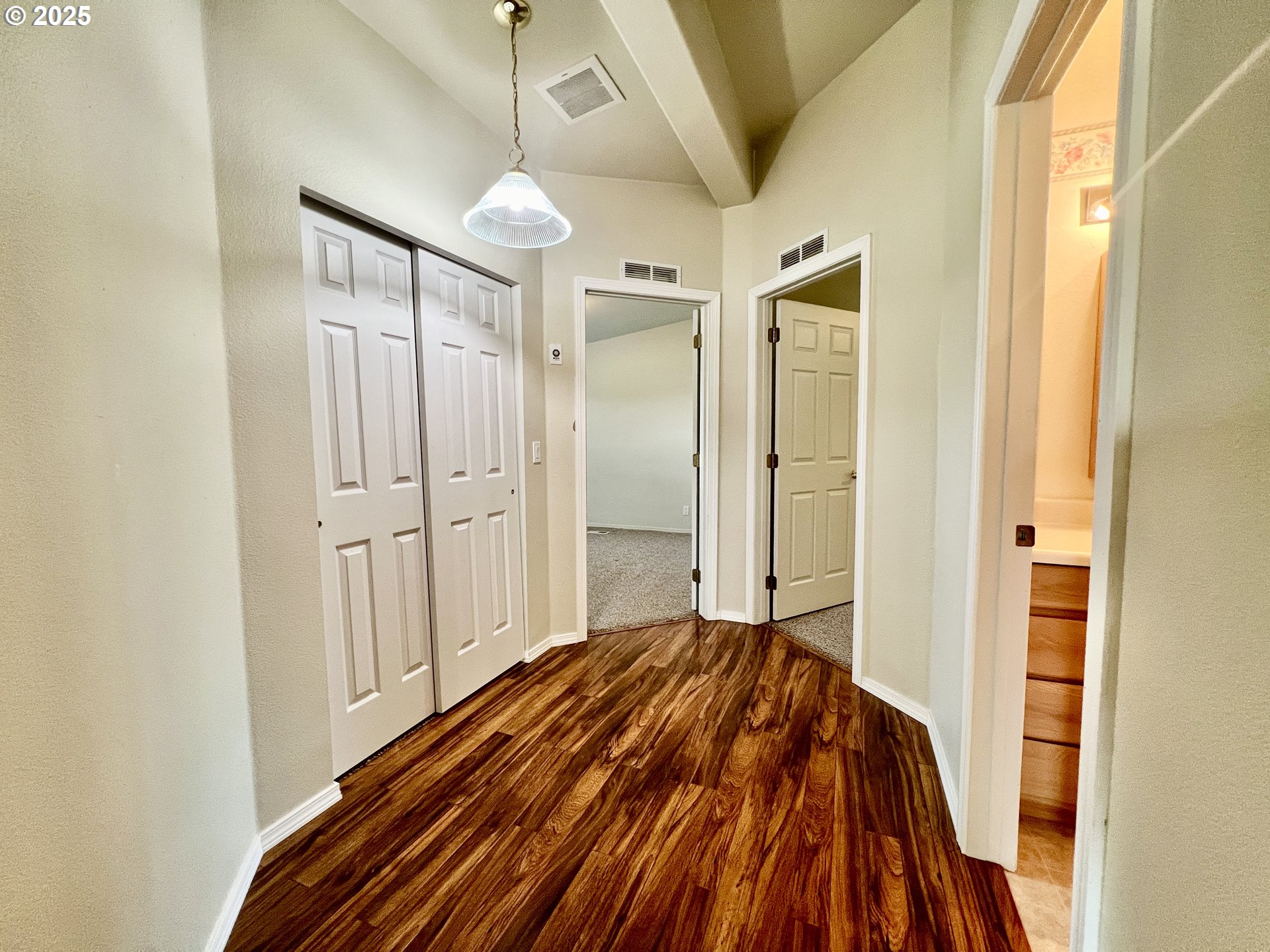 76707 Highway 207 Echo, OR 97826 - Photo 17 of 25 a bedroom with a bed and a window