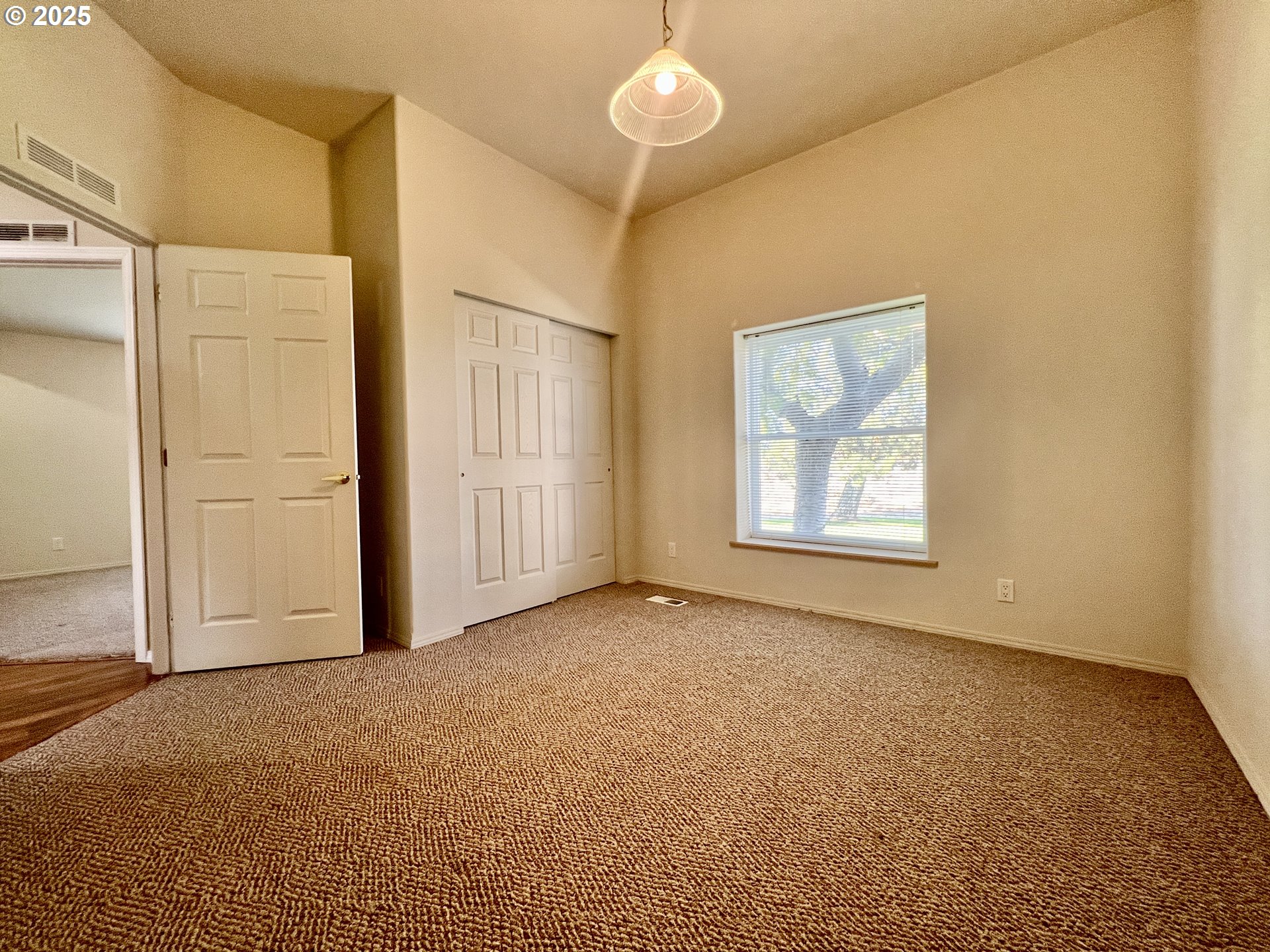 76707 Highway 207 Echo, OR 97826 - Photo 19 of 25 an empty room with windows and cabinet