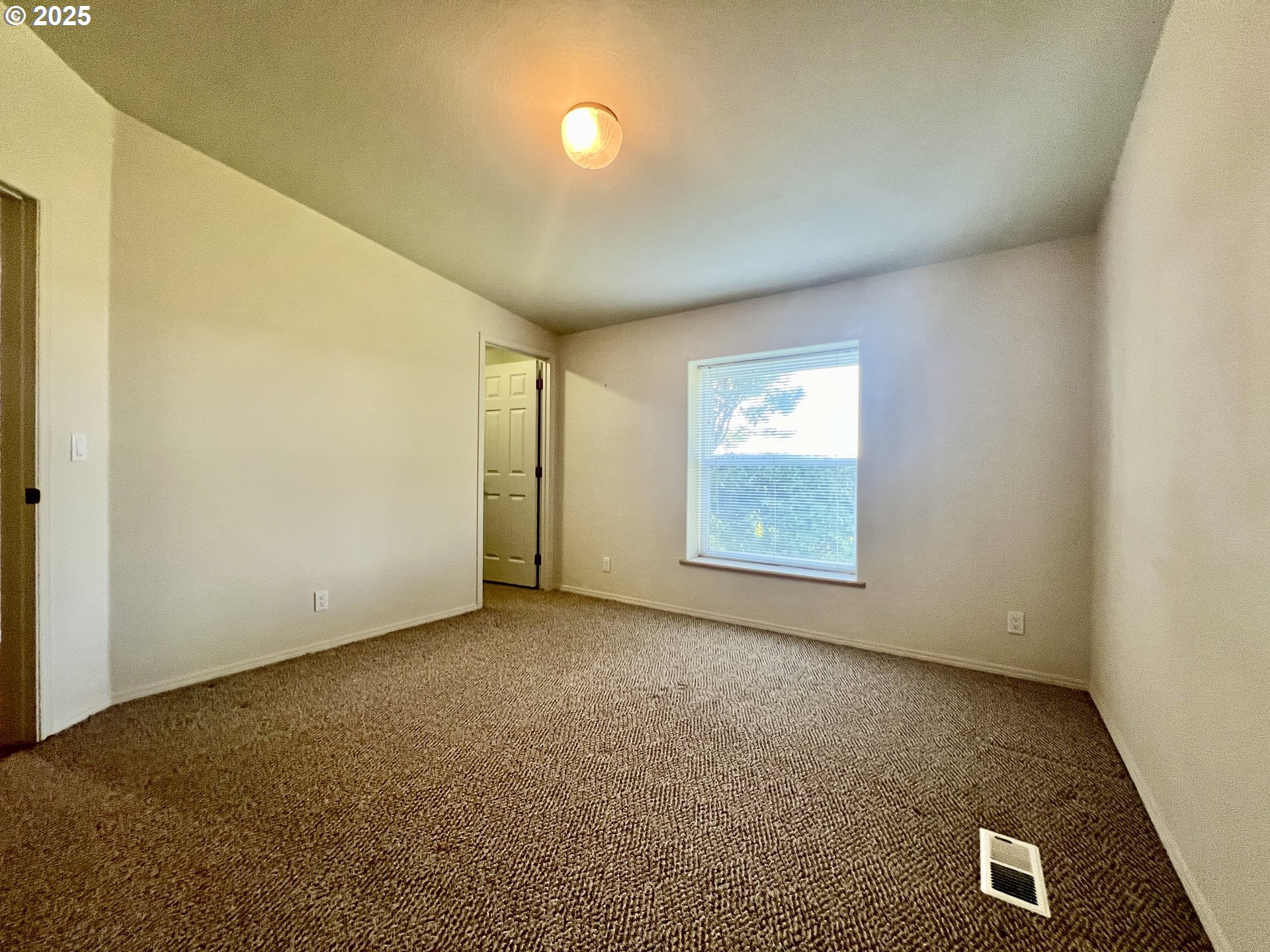 76707 Highway 207 Echo, OR 97826 - Photo 20 of 25 an empty room with windows
