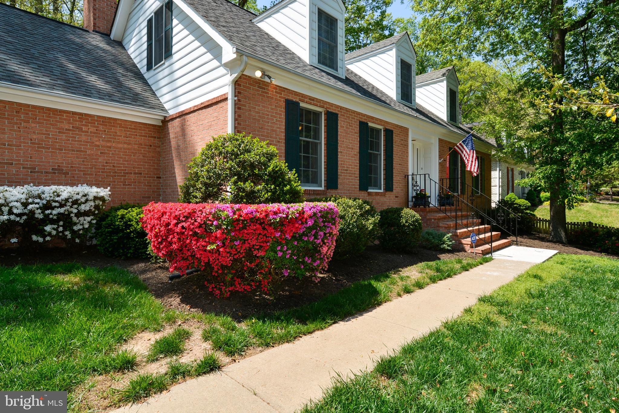 18600 Cabin Road Triangle, VA 22172 - Photo 11 of 39 a view of a house with backyard sitting area and garden