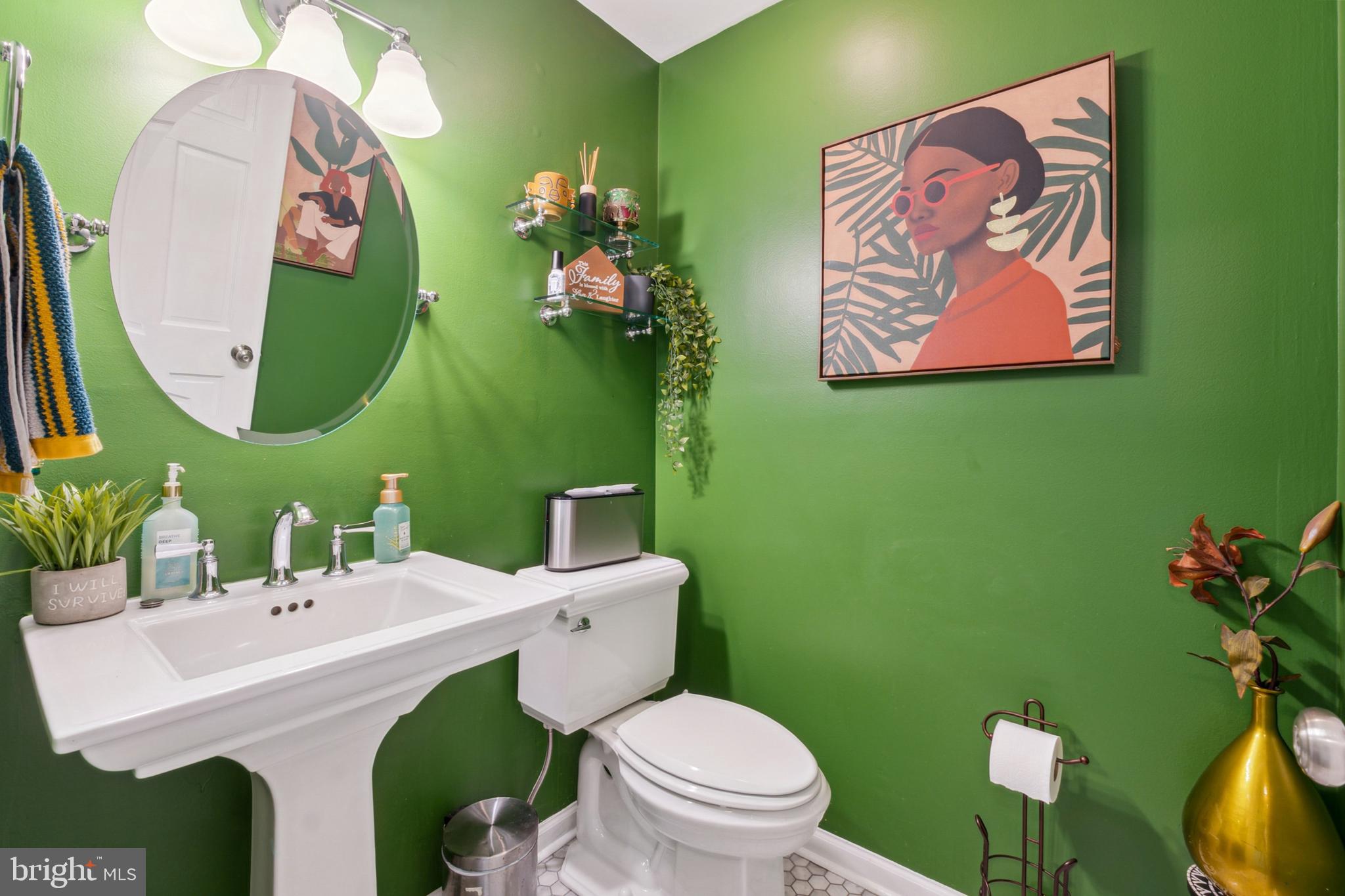 18600 Cabin Road Triangle, VA 22172 - Photo 22 of 39 a bathroom with a toilet sink and mirror