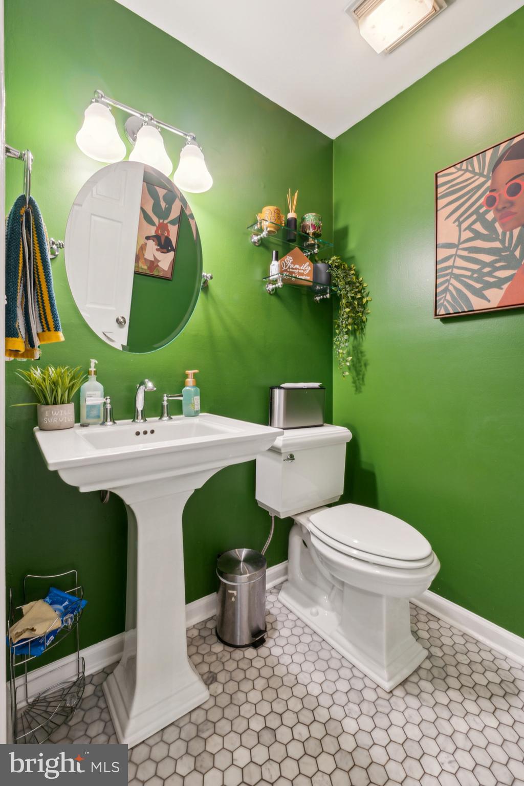 18600 Cabin Road Triangle, VA 22172 - Photo 23 of 39 a bathroom with a toilet sink and mirror
